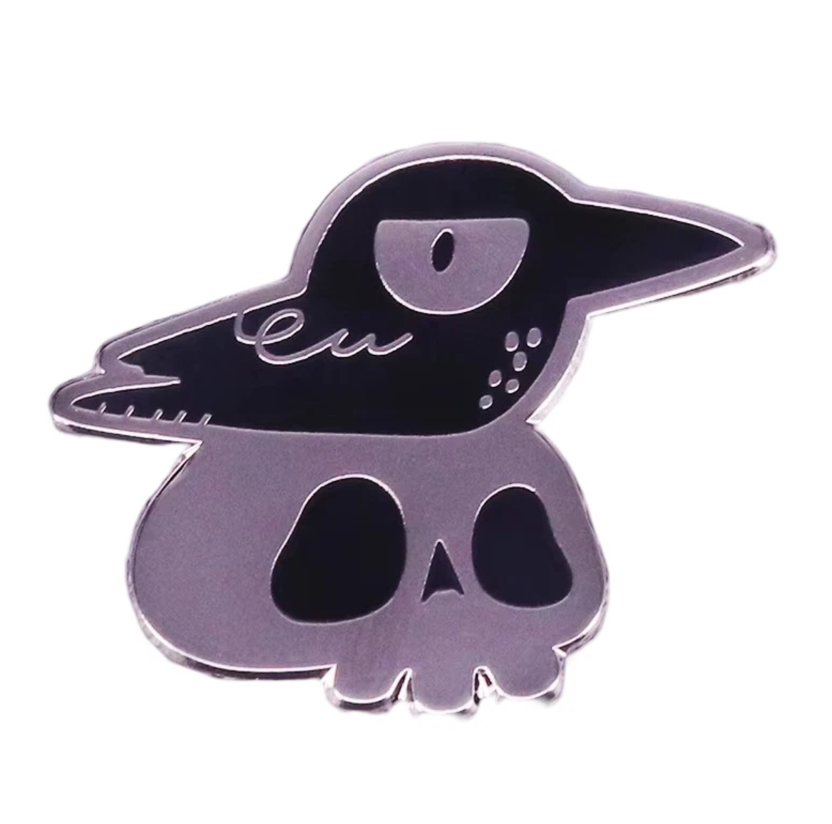 Anstecker Rabe auf Schädel – Schwarzer Rabe im Cartoon-Stil