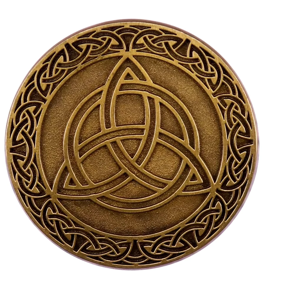 Pin „Triquetra & Keltischer Rand“ – Zeitloses Symbol in antiker Bronze-Optik