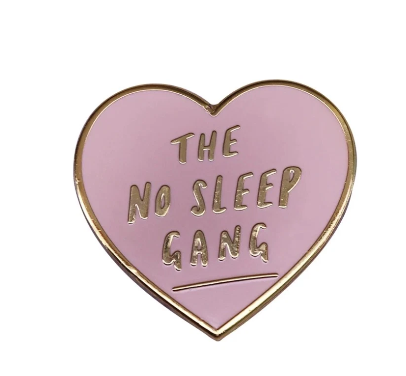 Sammler-Pin „The No Sleep Gang“ – Herz-Design in Pink & Gold
