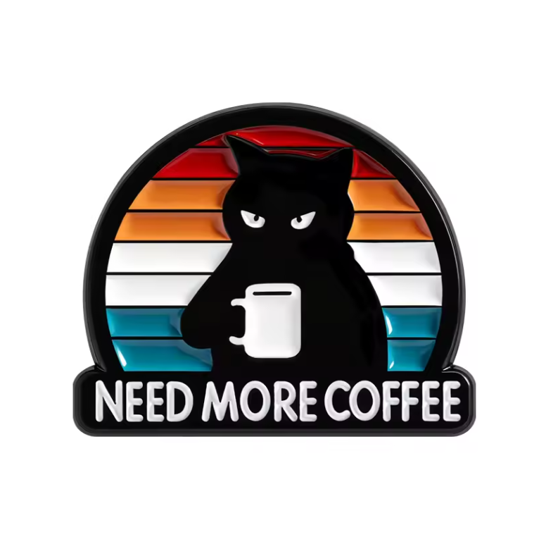 Anstecker „Need More Coffee“ – Grummelige Katze im Retro-Stil