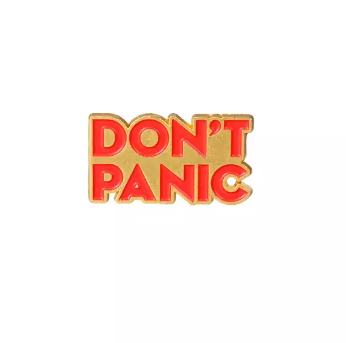 Pin „Don't Panic“ – Markanter Anstecker in Signalrot & Gold