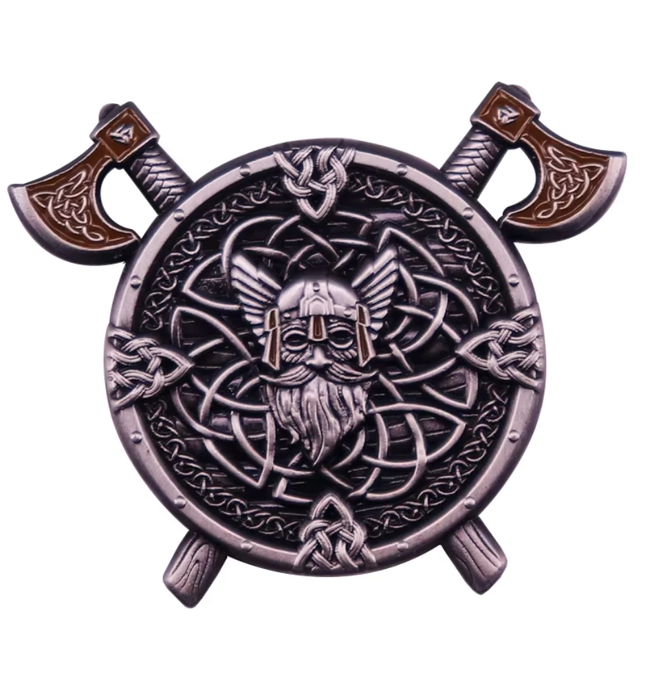 Pin „Wikinger-Krieger“ – Detailreiches Emblem mit Schild & gekreuzten Äxten