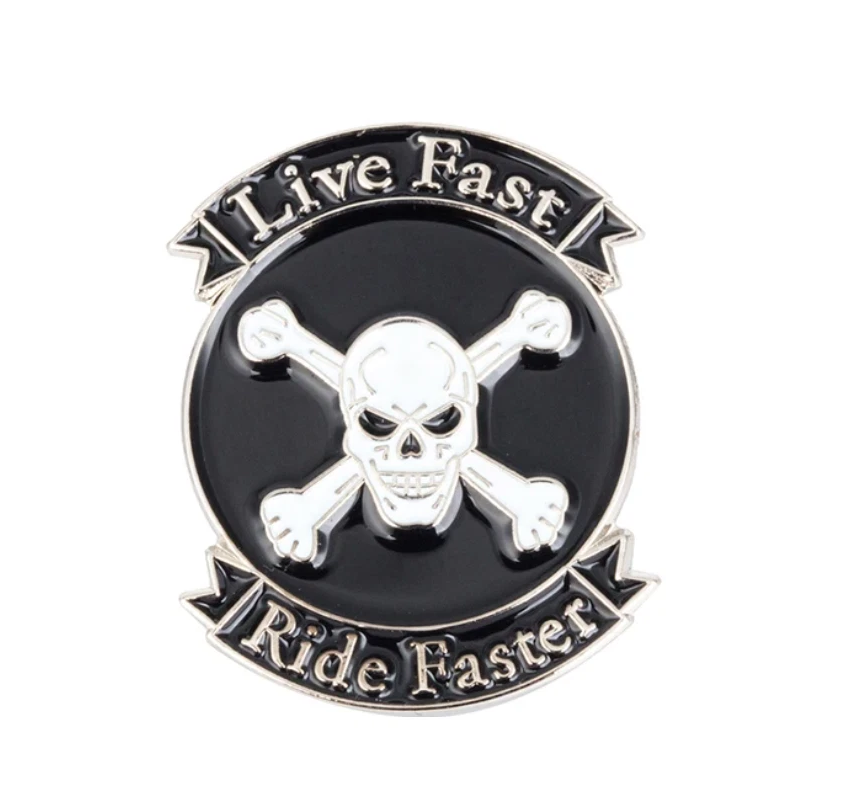 Biker-Pin „Live Fast – Ride Faster“ – Anstecker Motorrad Kutte